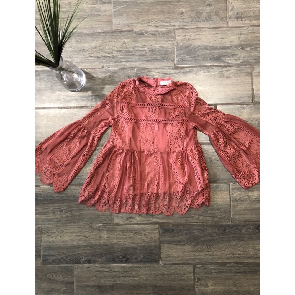Gorgeous lace bell sleeve top with matching cami - Picture 3 of 5
